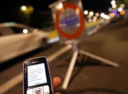 Un mensaje de teléfono avisa de los controles de alcoholemia en Madrid.