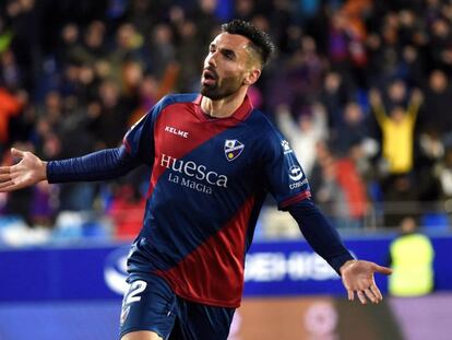 El nuevo delantero del Huesca, Enric Gallego, celebra su primer gol en la máxima categoría.