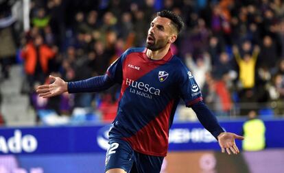 El nuevo delantero del Huesca, Enric Gallego, celebra su primer gol en la máxima categoría.