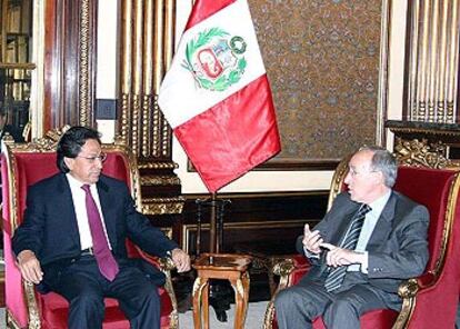 El presidente de Perú, Alejandro Toledo, durante su reunión con el presidente de Endesa, Manuel Pizarro,  en Lima.