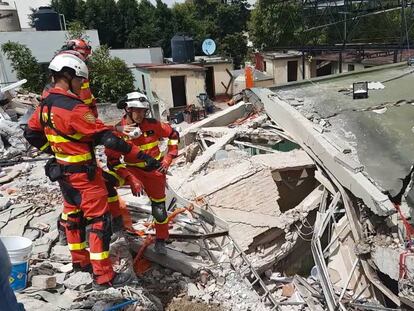 Rescatistas españoles en un edificio colapsado en la capital mexicana.