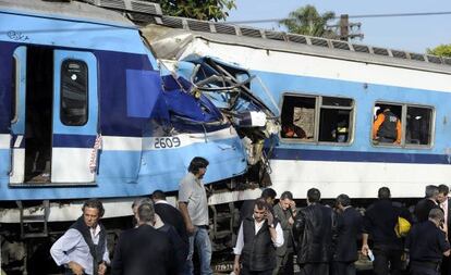 Labores de rescate en el lugar del accidente de tren en Buenos Aires este jueves.