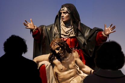 Escultura de la ‘Piedad’ de Gregorio Fernández, en la exposición ‘El arte nuevo de hacer imágenes’, en la catedral de Valladolid.