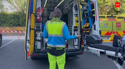 Técnicos sanitarios, en el lugar del accidente.