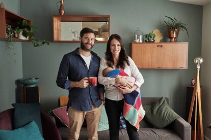 La primera ministra de Nueva Zelanda, Jacinda Ardern, con su bebé y su marido, Clarke Gayford, este miércoles.