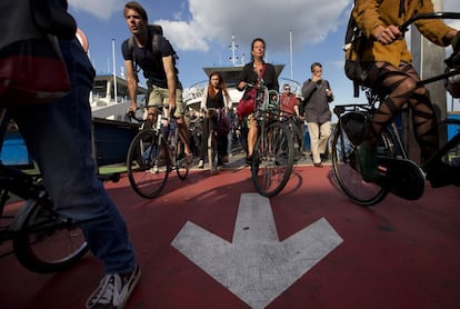 Ciudadanos de Ámsterdam (Holanda) bajan de un ferry que conecta varias zonas de la cuidad.