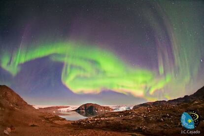 Siguiendo el campo magn&eacute;tico terrestre, las part&iacute;culas del viento solar colisionan con la atm&oacute;sfera terrestre. El choque de los protones y electrones con las diferentes mol&eacute;culas atmosf&eacute;ricas produce diferentes colores. 