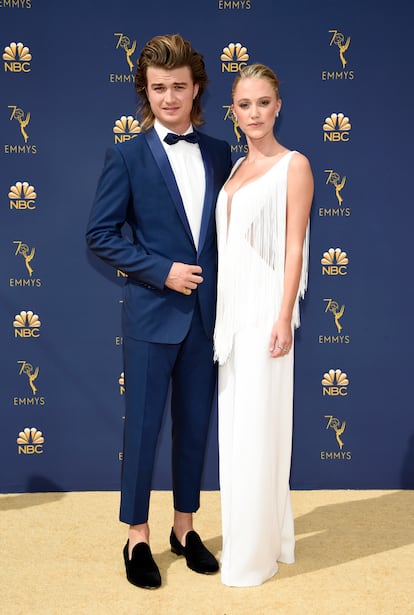 Joe Keery (Stranger Things) y Maika Monroe.