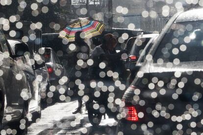 El sol ilumina las gotas de lluvia en Manila, Filipinas.