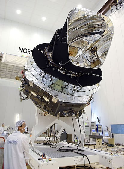 El satélite <i>Planck</i>, a punto de enfrentarse a pruebas previas al lanzamiento.