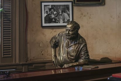 Barra de La Floridita, donde un Hemingway de bronce rememora al gran escritor.