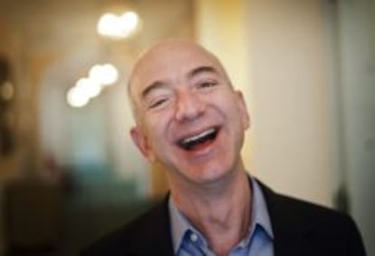 Una fotografía de archivo muestra al fundador del portal de ventas online Amazon, Jeffrey P. Bezos, sonriendo el 11 de octubre de 2012.