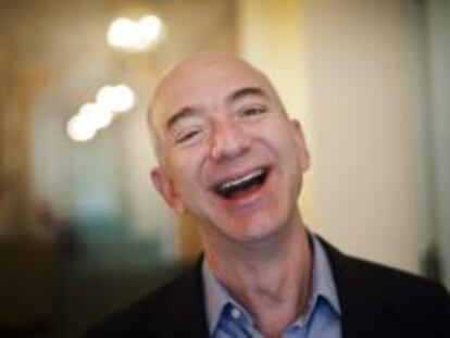 Una fotograf&iacute;a de archivo muestra al fundador del portal de ventas online Amazon, Jeffrey P. Bezos, sonriendo el 11 de octubre de 2012.