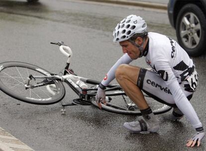 José Ángel Gómez Marchante, tras caerse de la bicicleta.