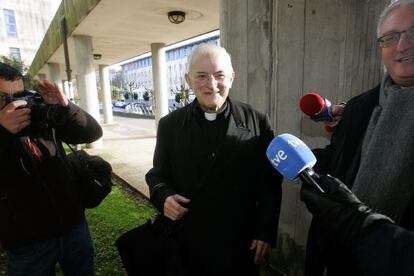 El exdeán de la catedral de Santiago, José María Díaz, junto al canónigo Daniel Lorenzo a la entrada en los juzgados.