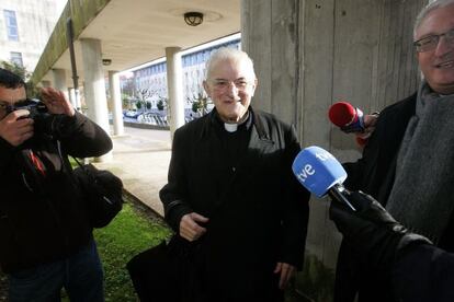 El exde&aacute;n de la catedral de Santiago, Jos&eacute; Mar&iacute;a D&iacute;az, junto al can&oacute;nigo Daniel Lorenzo a la entrada en los juzgados.