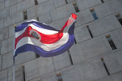 La bandera de Costa Rica ondea fuera de la sede de la Asamblea Nacional, en San José.