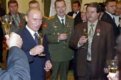 El presidente Putin brinda con los veteranos que combatieron las secuelas de la catástrofe nuclear.