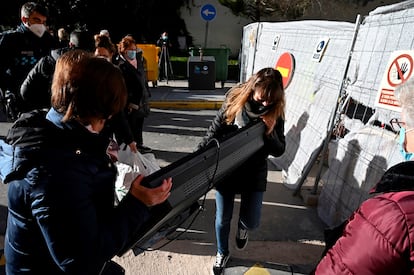 Los vecinos retiran sus enseres durante el desalojo de las cuatro viviendas de la calle Presa en San Fernando de Henares.