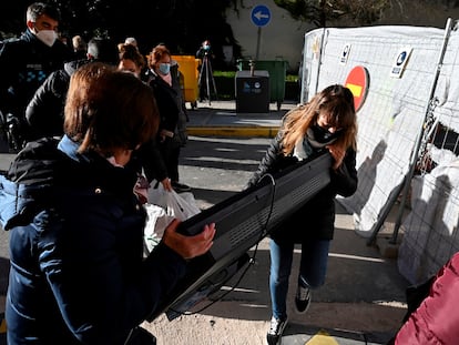 Vecinos de San Fernando de Henares retiran sus enseres durante el desalojo de cuatro viviendas de la calle Presa.