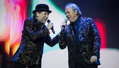 Joaquín Sabina i Joan Manuel Serrat, durant el concert al Palau Sant Jordi de Barcelona.