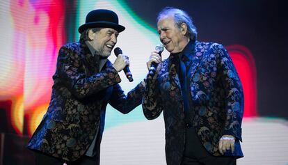 Joaquín Sabina y Joan Manuel Serrat, durante el concierto en el Palau Sant Jordi de Barcelona.