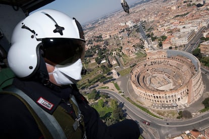 Un carabiniero sobrevuela en helicóptero el coliseo de Roma, ayer.