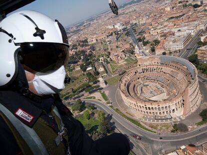 Un carabiniero sobrevuela en helicóptero el coliseo de Roma, ayer.