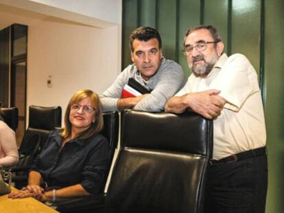 Sánchez Arrieta, primero por la derecha, junto a los otros dos concejales de Ganemos Sanse antes de comenzar un pleno.