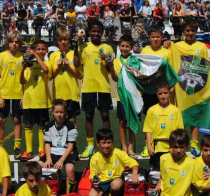 Ansu Fati, en el medio, en un torneo en Madrid en 2012.