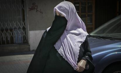 Una mujer musulmana ataviada con el velo tradicional islámico