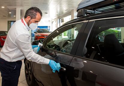 Alberto limpia un todoterreno tras la visita de un cliente.