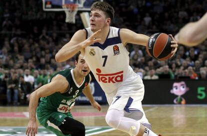 Doncic penetra a canasta.