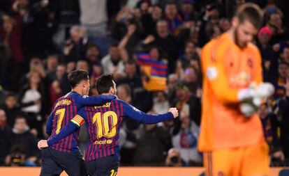 Coutinho e Messi comemoram o segundo gol do argentino.