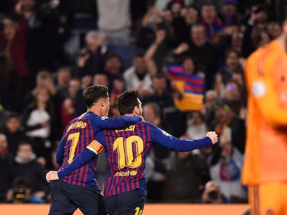 Coutinho e Messi comemoram o segundo gol do argentino.