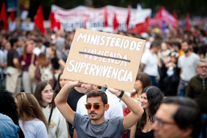 Un joven muestra una pancarta contra el ministerio de Vivienda.