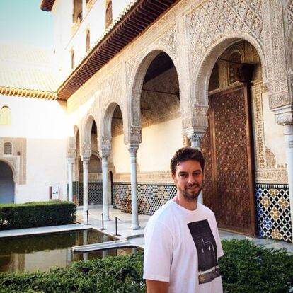 Pau Gasol aprovecha la concentración de la selección para hacer turismo. La estrella de la NBA no ha dejado escapar la oportunidad de visitar la Alhambra durante la concentración del equipo en Granada y compartir el momento con sus seguidores en las redes sociales.