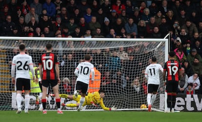 Mo Salah anota el 0-1 de penalti en Bournemouth, ante la estirada de Kepa, este sábado en el Vitality Stadium.