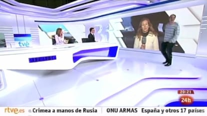 The intruder enters the TVE set during a live broadcast.