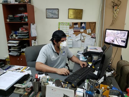 Flavio Arturo Ramos trabajando en su oficina de la empresa familiar que dirigía su padre en Guayaquil.