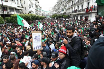 Manifestación contra el régimen argelino, este viernes 19 de abril, en Argel.