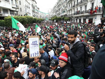 Manifestación contra el régimen argelino, este viernes 19 de abril, en Argel.