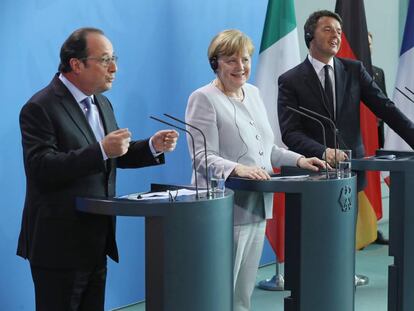 La canciller alemana, Angela Merkel, el presidente francés, François Hollande, y el primer ministro italiano, Matteo Renzi, tras la reunión del lunes en Berlín para abordar el 'Brexit'.