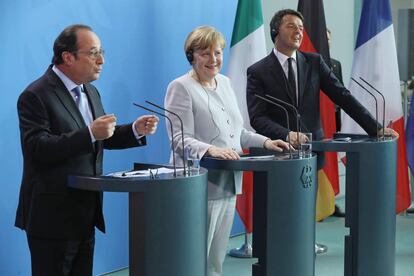 La canciller alemana, Angela Merkel, el presidente francés, François Hollande, y el primer ministro italiano, Matteo Renzi, tras la reunión del lunes en Berlín para abordar el 'Brexit'.