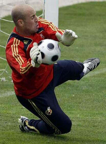 Reina, durante un entrenamiento con la selección española.