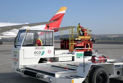 Operarios de Iberia Airport Services atienden a un avión de la aerolínea.