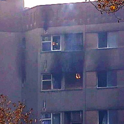 La televisión iraní ha mostrado imágenes del edificio residencial en llamas poco después del choque.