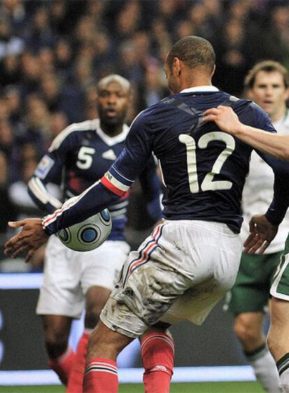 Gallas marca el gol del empate de Francia mientras los jugadores irlandeses reclaman al árbitro la mano previa de Henry.