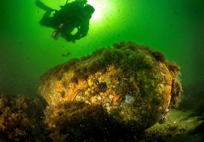 Un buceador junto a una enorme bomba de la Segunda Guerra Mundial sin estallar en el mar Báltico.