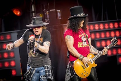 Axl Rose y Slash, de Guns N' Roses, durante una actuación de la gira 'Not In This Lifetime' en agosto de 2017.